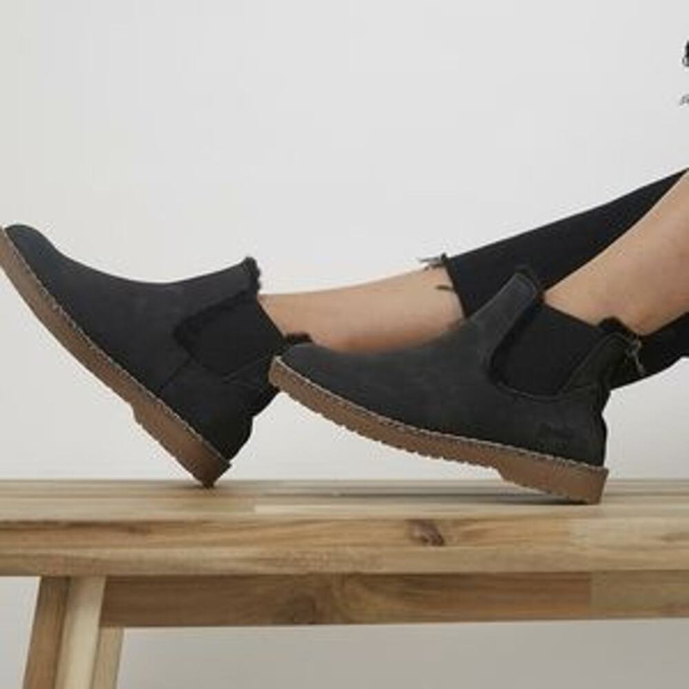 Blowfish Chillin Shr Black Faur Fur Comfortable Chelsea Boots Women's Size 6.5